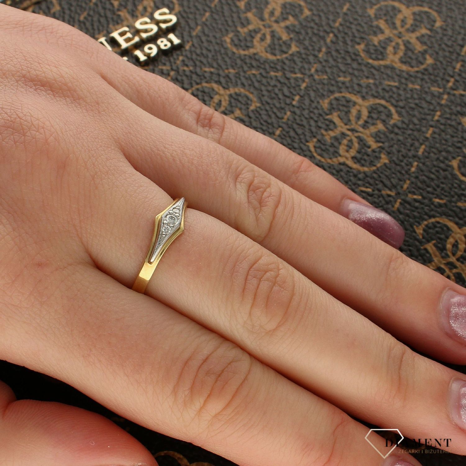 Pierścionek złoty DIAMENT białe i żółte złoto, trzy diamenty, delikatny cert 13058.jpg